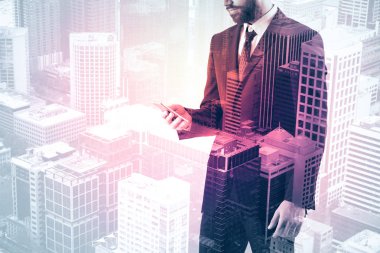 İşadamı şehir arka plan kopya alanı ile smartphone kullanarak yan görünüm. İletişim kavramı. Çift pozlama