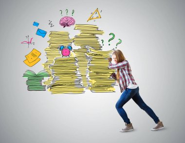 Casual Avrupa kız iterek çizilmiş kağıt yığınları gri arka plan üzerinde. İş yükünü kavramı