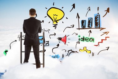 Arkadan Görünüm merdiven üstünde duran ve yaratıcı renkli kroki gökyüzü arka plan üzerinde seyir genç işadamı. Başarı kavramı