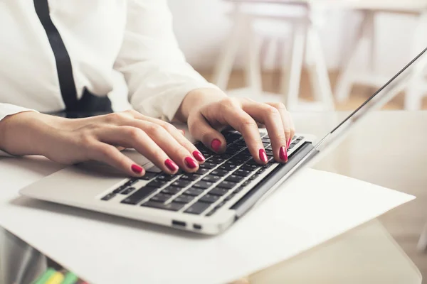 Mujer usando Notebook —  Fotos de Stock