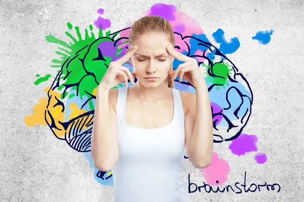 Mujer europea joven pensativa sobre fondo concreto con croquis cerebrales coloridos. Concepto de tormenta de ideas — Foto de Stock