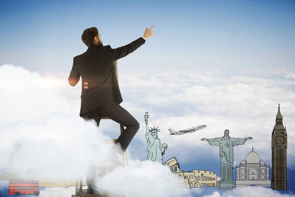 Обратный вид бизнесмена в небе с туристическими рисунками, указывающими на следующий пункт назначения. Концепция путешествия — стоковое фото