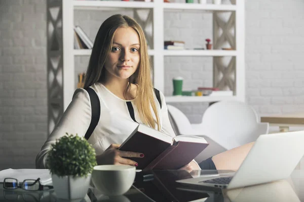 Attraktive Mädchen lesen Buch — Stockfoto