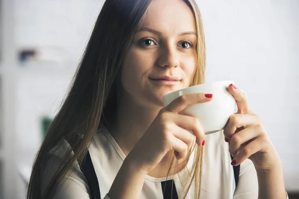 Mujer con taza de café — Foto de Stock