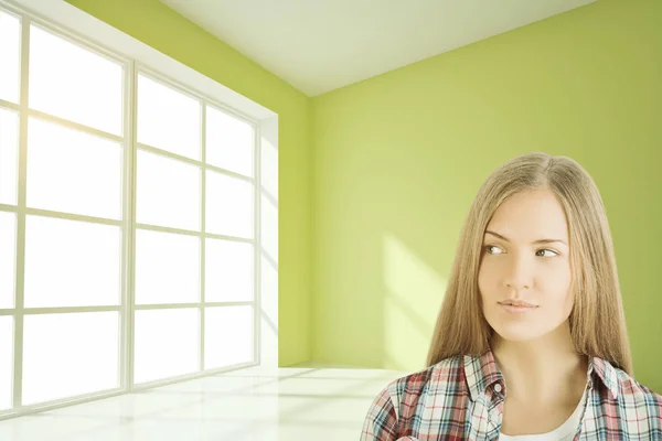 Femme souriante à l'intérieur vert — Photo