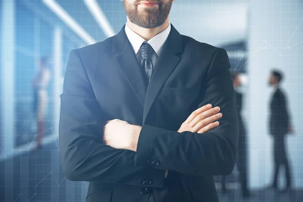 Close up de homem de negócios com braços dobrados em escritório desfocado com gráficos de fundo. Conceito de negócio — Fotografia de Stock