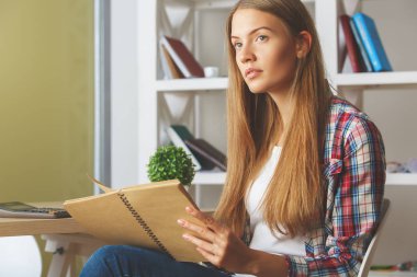 Laptop ve hesap makinesi kullanan kız