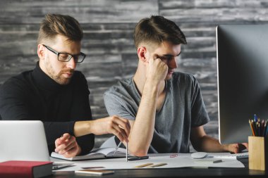 Düşünceli erkekler evrak yapıyor