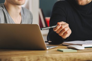 Yakışıklı erkekler proje tartışıyor