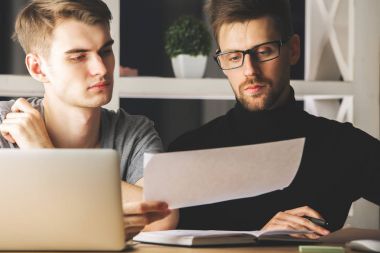 İşadamları ile bir şey tartışırken belge