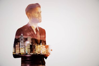 Soyut gece şehir arka plan üzerinde kahve içme yakışıklı düşünceli genç iş adamı. İstihdam kavramı. Çift pozlama
