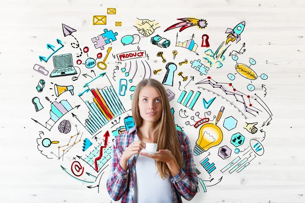 Doordachte jonge vrouw drinken koffie op houten achtergrond met zakelijke schets. Brainstorm concept — Stockfoto