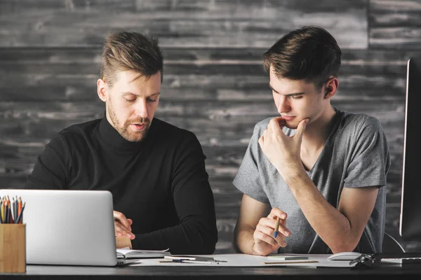 Jeunes hommes faisant de la paperasserie — Photo