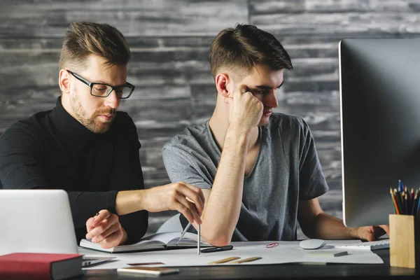 Düşünceli erkekler evrak yapıyor