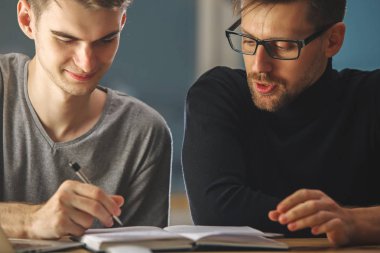 Gülümseyen erkekler evrak yapıyor