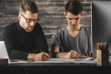 Evrak işi yakışıklı iş adamları