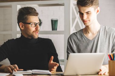 Yakışıklı işadamları proje tartışıyor