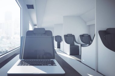 Tren üstünde laptop