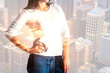 Güneş ışığı ile yaratıcı şehir arka plan üzerinde duran yan taraftan olan kadın. Başarı kavramı. Çift pozlama