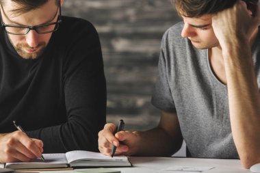 Evrak işi odaklı erkek