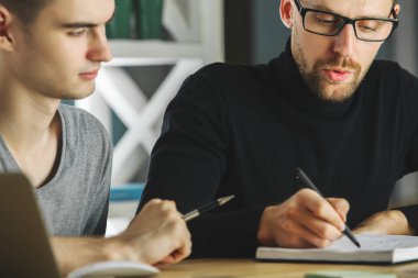 Evrak işi odaklı çocuklar