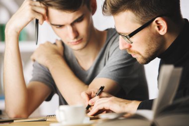 Konsantre beyler evrak işlerini yapıyor