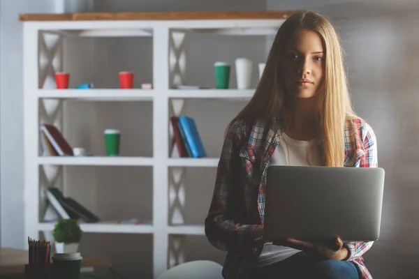 Söt flicka använder laptop på arbetsplatsen — Stockfoto
