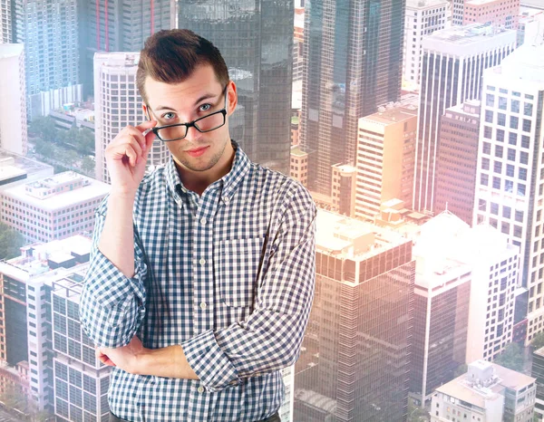 Retrato del joven guapo reflexivo en el fondo de la ciudad con espacio de copia. Concepto futuro —  Fotos de Stock