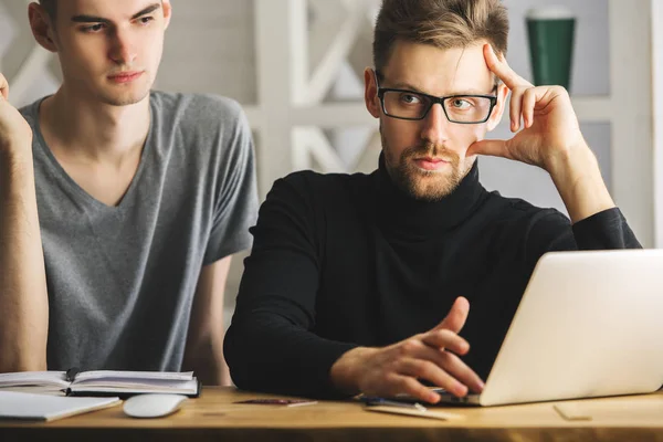 Attraktive Männer diskutieren Projekt — Stockfoto