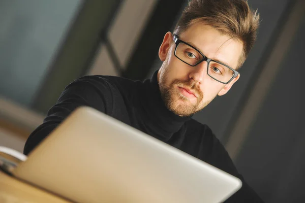 Schöner junger Geschäftsmann mit Laptop. Kommunikationskonzept — Stockfoto