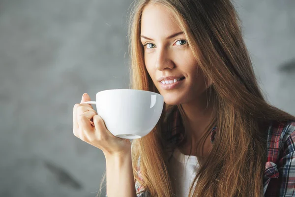 Atractiva mujer bebiendo café — Foto de Stock