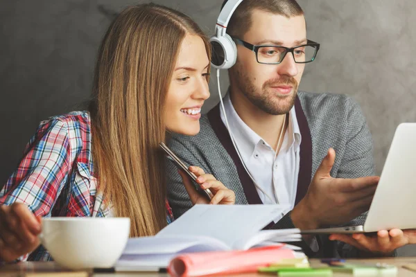 Uomo e donna che lavorano su un progetto creativo — Foto Stock