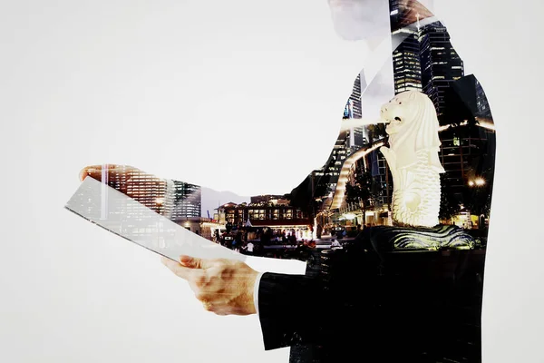 Vista lateral del hombre de negocios con documento de pie sobre fondo abstracto de la ciudad nocturna. Concepto de empleo. Doble exposición — Foto de Stock