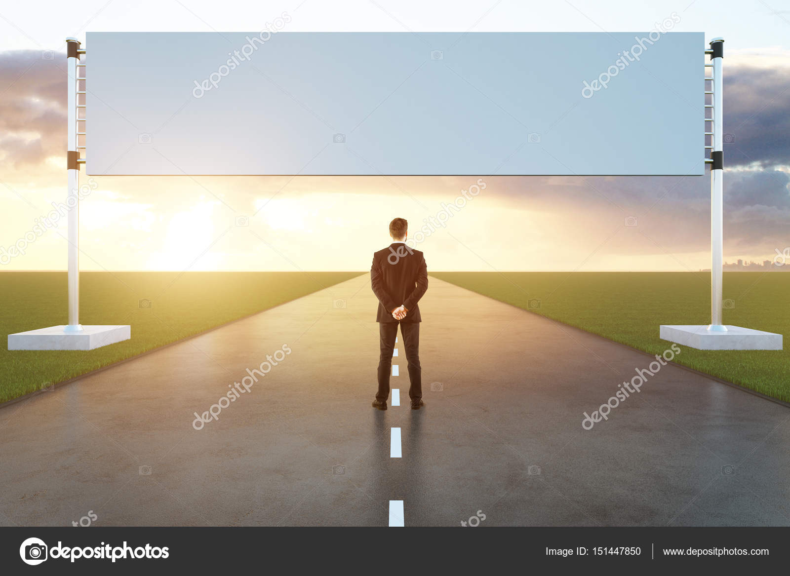 Homem na pista com cartaz — Foto © peshkova #151447850, image size:1600x1167