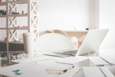 Kahve fincanı, evrak, dizüstü bilgisayar ve diğer öğeleri office Masaüstü'nün yakın çekim