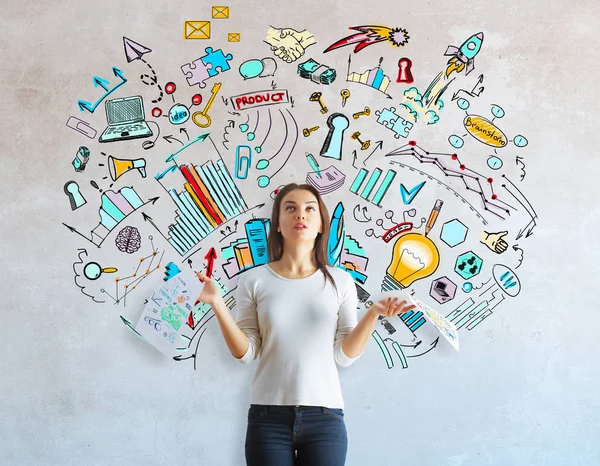 Mujer joven con papeleo en las manos de pie sobre fondo de hormigón con croquis de negocios de colores. Concepto financiero — Foto de Stock