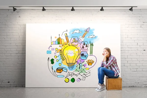 Eine nachdenkliche junge Europäerin sitzt auf einer Holzkiste in weißem Backsteininterieur mit einer Skizze auf einem Poster. Präsentationskonzept. 3D-Darstellung — Stockfoto