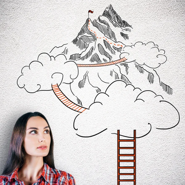 Στοχαστικός νεαρή γυναίκα σε σκυρόδεμα φόντο με συμένος Σκάλα, τα σύννεφα και τον τρόπο στην κορυφή του βουνού. Σχέδιο επιτυχίας — Φωτογραφία Αρχείου