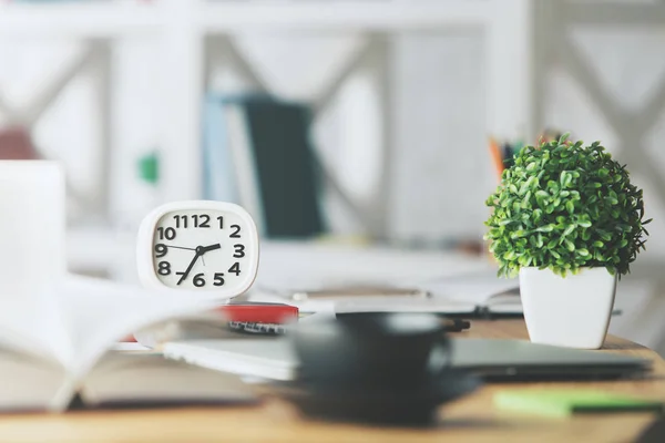 Verschwommener Arbeitsplatz mit Uhr — Stockfoto