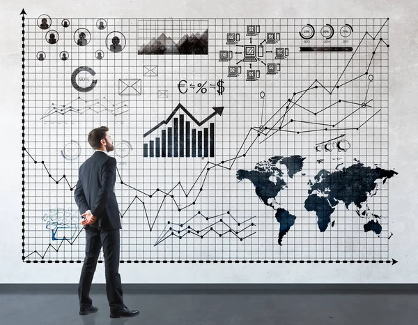 Hombre mirando diagramas — Foto de Stock