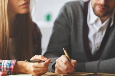 Çekici bir adam ve kadının evrak işlerini yapması