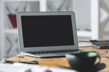 Çalışma alanı boş dizüstü bilgisayar ile