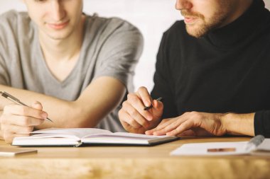 Evrak işi odaklı çocuklar