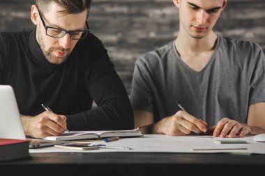 Yakışıklı erkekler evrak yapıyor