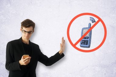 Akıllı telefon kullanan adam