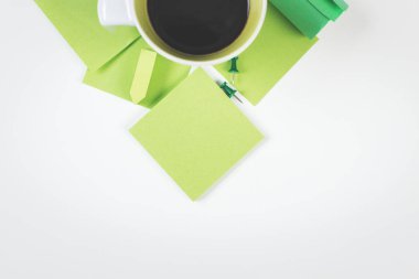 Masaüstü ile kahve ve yeşil etiket