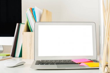 Boş beyaz dizüstü bilgisayar açık