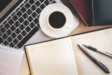 Ahşap masaüstü öğeleri üst ile