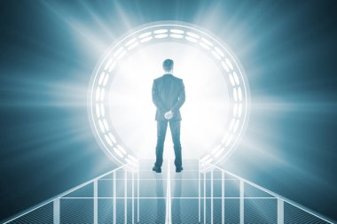 Adam mavi teleport önünde