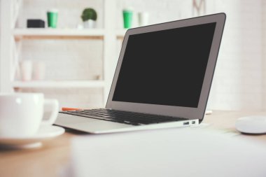 Dizüstü bilgisayar tarafı ile tablo